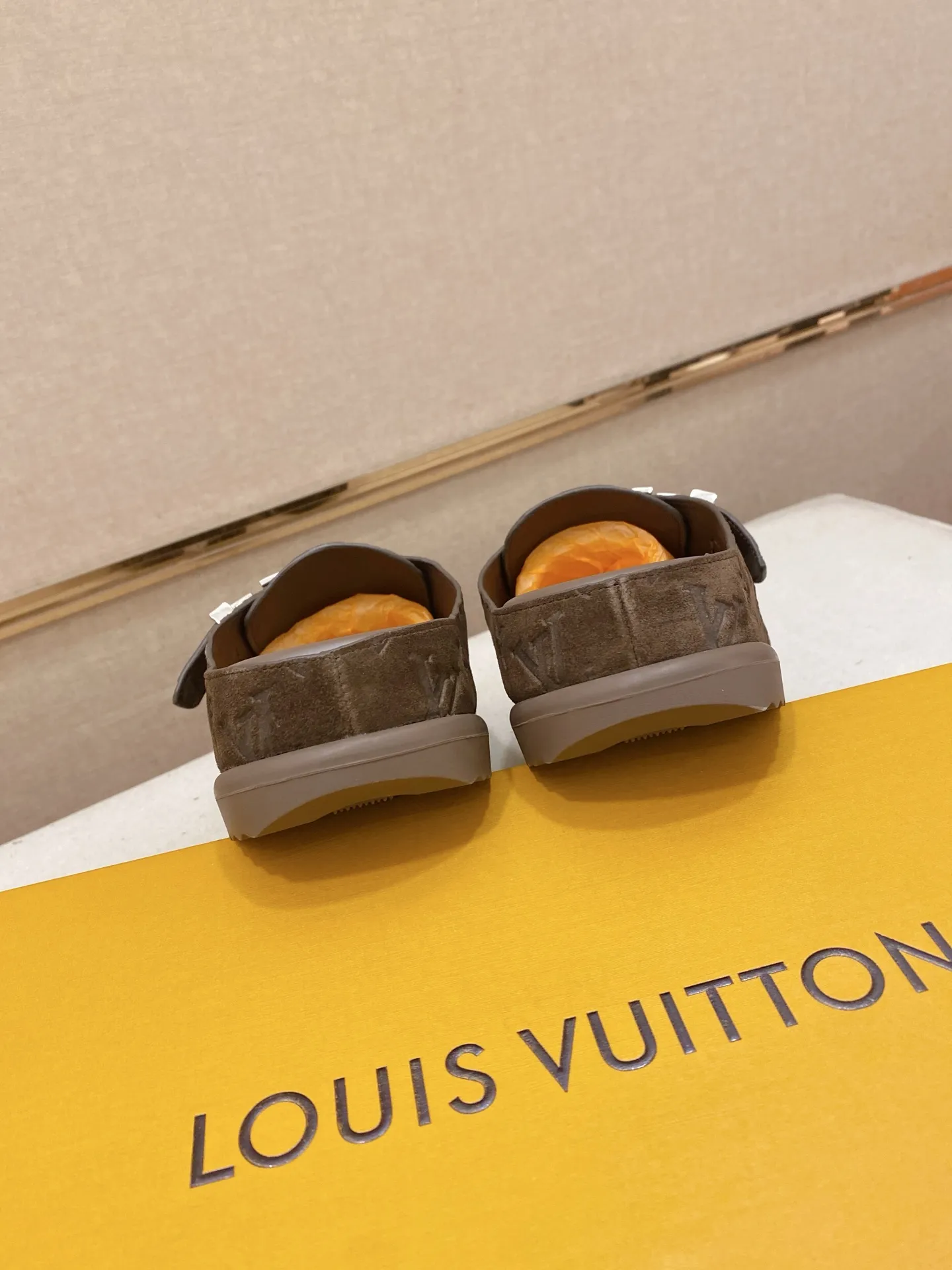 Men's shoes💰: 220💰38-45, LV Easy 2025 new men's casual sandals and slippers, made of suede cow leather, with Monogram pattern to highlight the trendy style. Adjustable straps illuminated with LV letters, while a resilient insole and micro outsole provide lightweight comfort. Made of suede cow leather with embossed Monogram pattern and brand element metal hardware✅Adjustable straps➕Tough insole‼ ️Micro outsole. Comfortable and easy to wear‼ ️